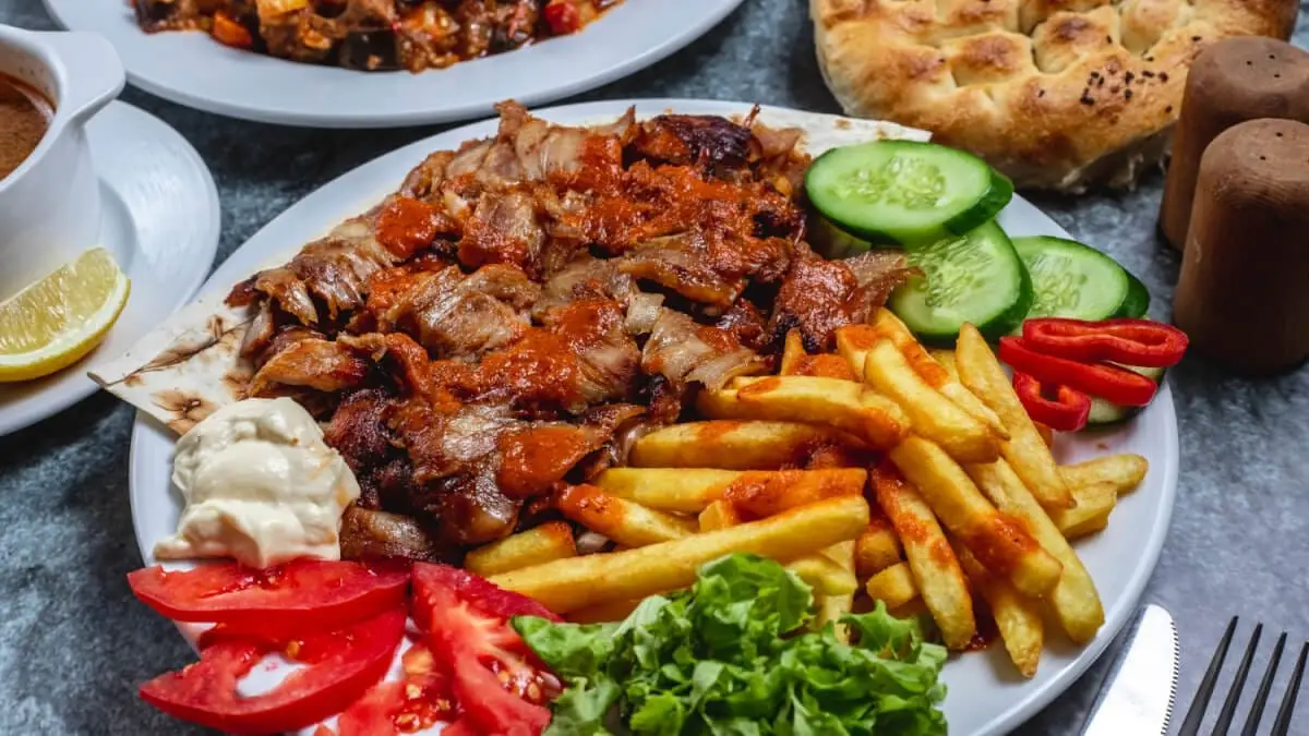Hur många kalorier är det i en kebabtallrik? illustration
