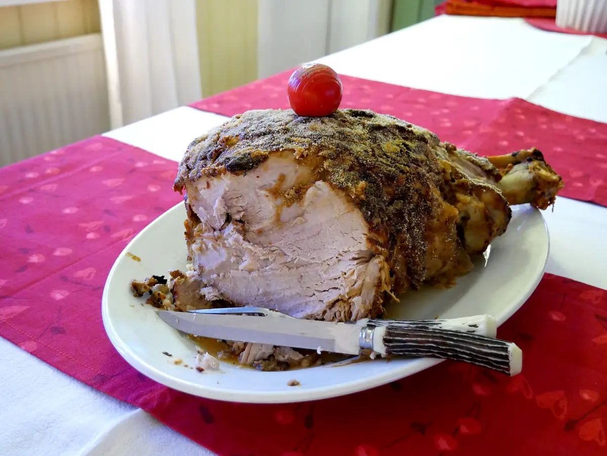 Tillagad julskinka med griljerad yta på ett julbord